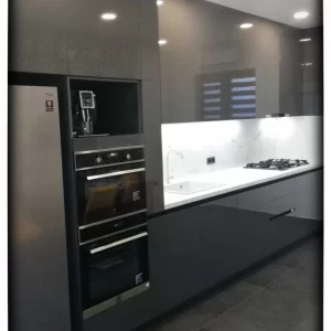 Bucatarie gri modern